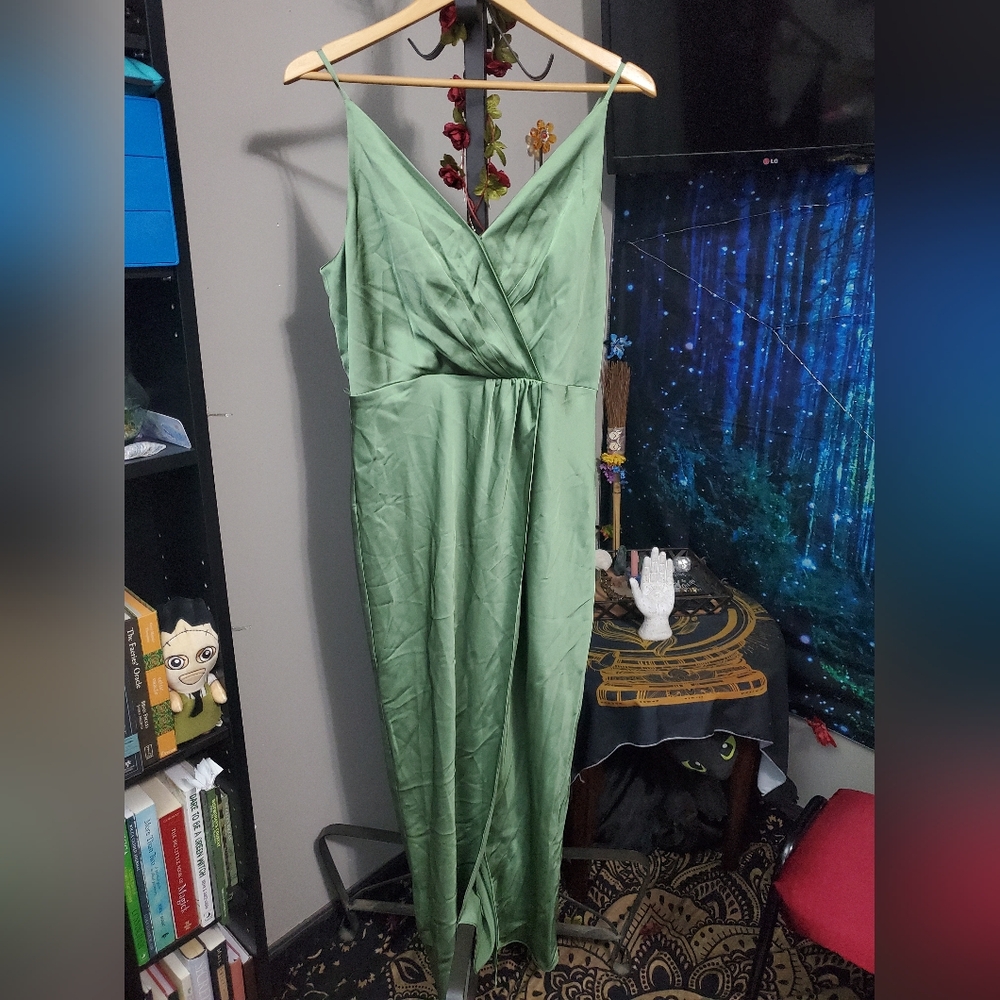 BNWT RW&Co. Green satin gown with pleating details and discreet button size 10